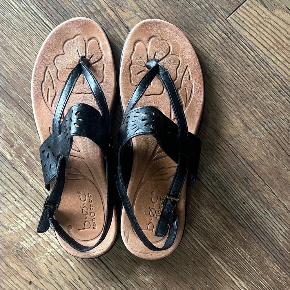 b.o.c. Black Leather Strappy Floral Insole Women's Thong Sandals
